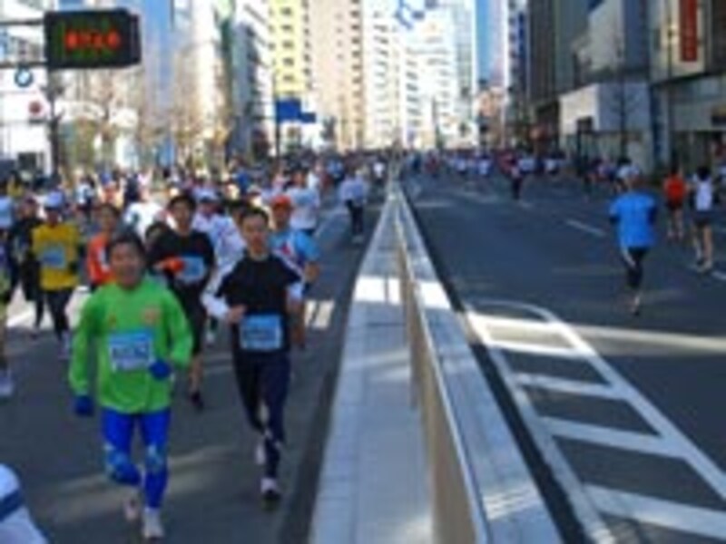 東京マラソンを中央分離帯に乗って撮影