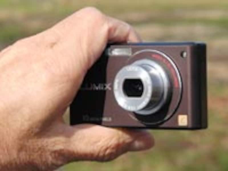 左手での自分撮りは、人差し指の腹でシャッターを