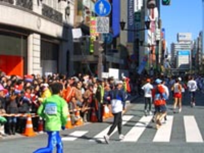 コーナーで外側に出ればランナーの流れから外れられる。東京マラソンでの銀座4丁目交差点で