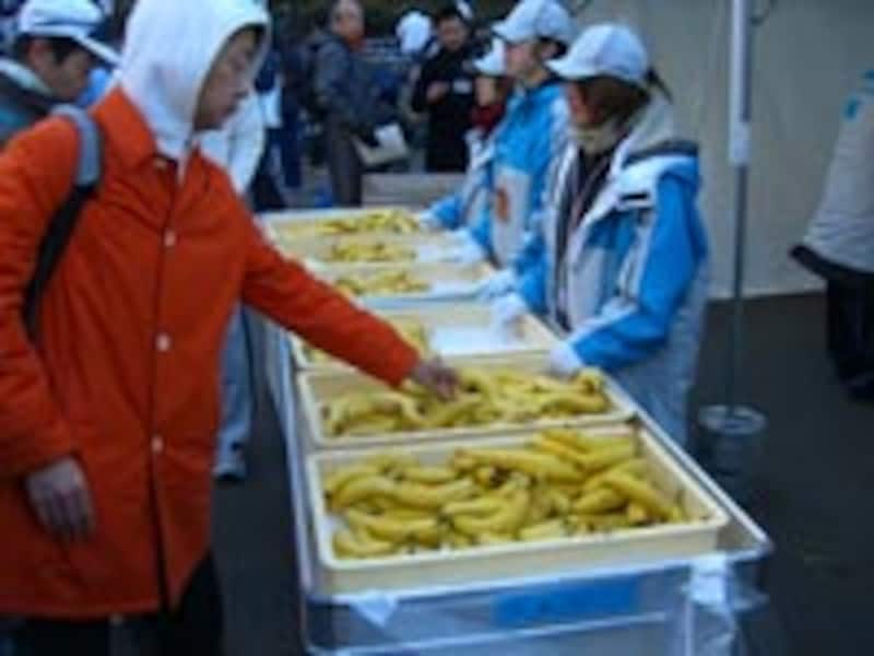 東京マラソンスタート地点の食品サービス。定番のバナナ