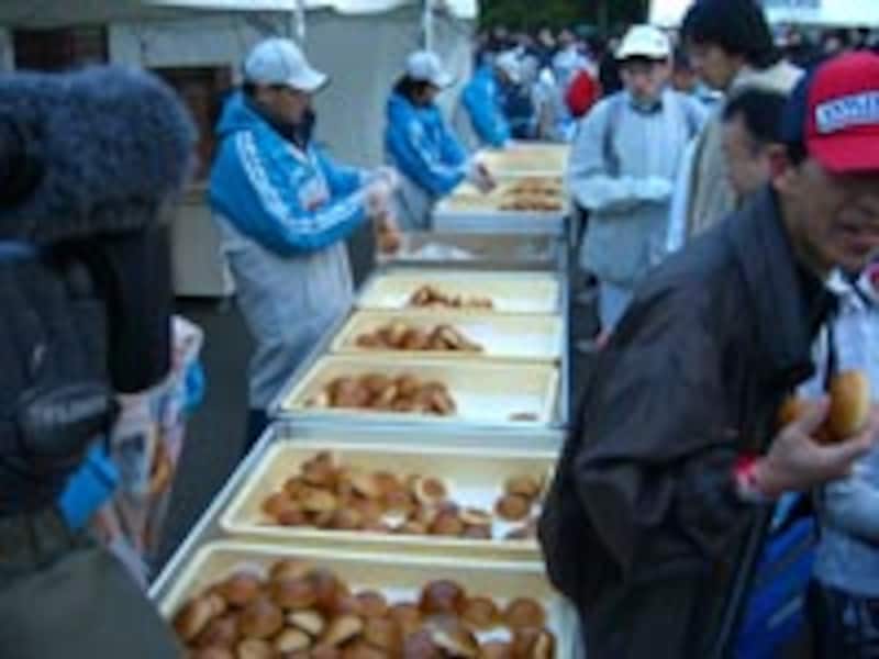 東京マラソンスタート地点の食品サービス。パン。コース上での食品補給は22km、27km、32km、38km地点に設けられた。バナナやレーズンも。レーズンは走りながらでは食べにくくないか