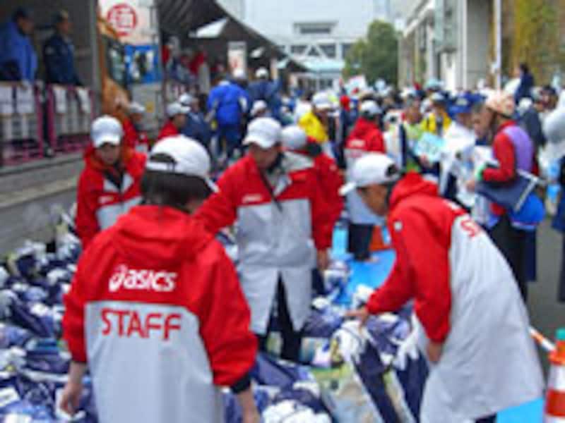 第一回の東京マラソンにおける荷物渡しの混乱では、参加者から不満の声が係にぶつけられたが、もちろんボランティアに責任があったわけではない。参加者も事情をよく考える必要がある