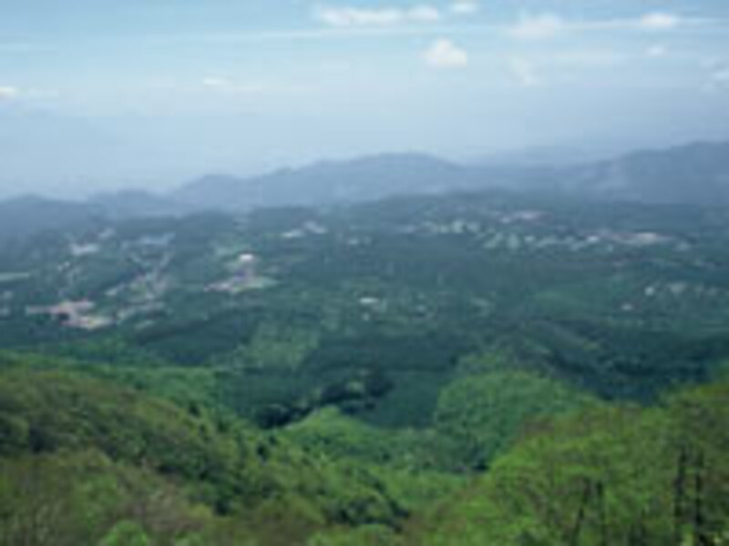 ラスト10kmを切ってからなんと標高差600m超の黒姫山への急登、急降下が待っている。最後の試練だ。このように明るい内に景色を拝めるのは限られたトップグループだろう。お楽しみは長野市街の夜景だ