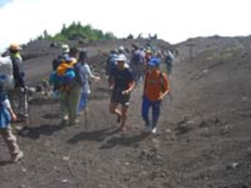 富士登山競走とは登りを争うレース。ただただ登りが続く。写真は大会直前に練習で登ったときのもの。下山社が巻き上げる砂塵を被りつつ登った