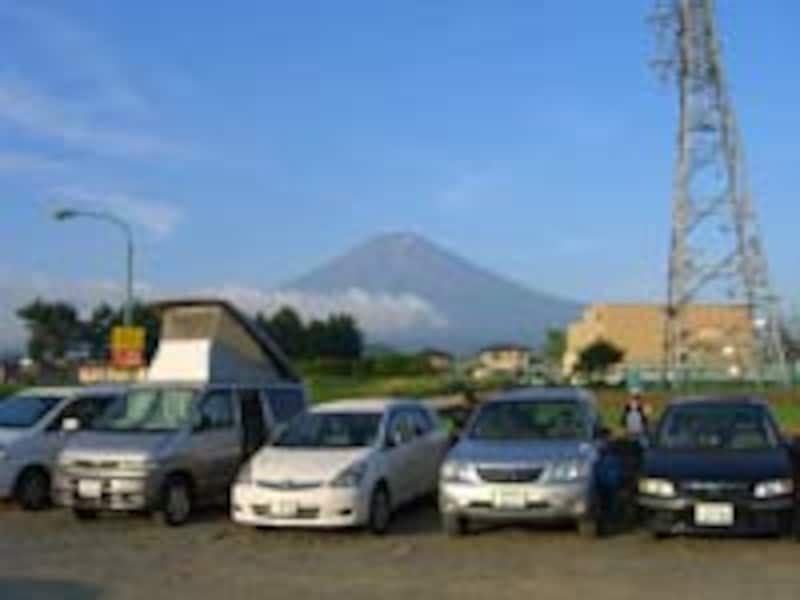 駐車場から富士山を望む。やはり高い