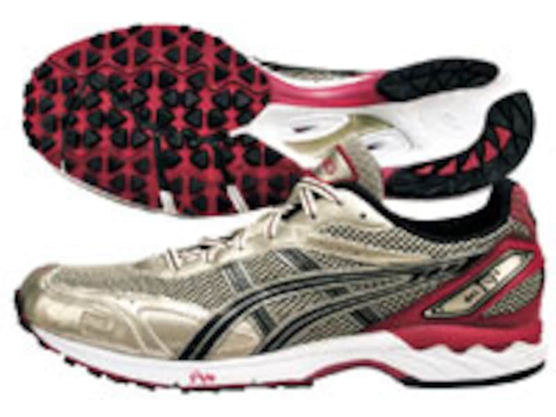 単なる「トレイルランニング向け」ではなく「トレイルランニングレース」にターゲットを絞ったアシックスの「GEKFUJI」。摩擦に強い人工皮革素材で爪先部を補強するなど、富士登山競走、富士登山駅伝を視野においている。\13,440