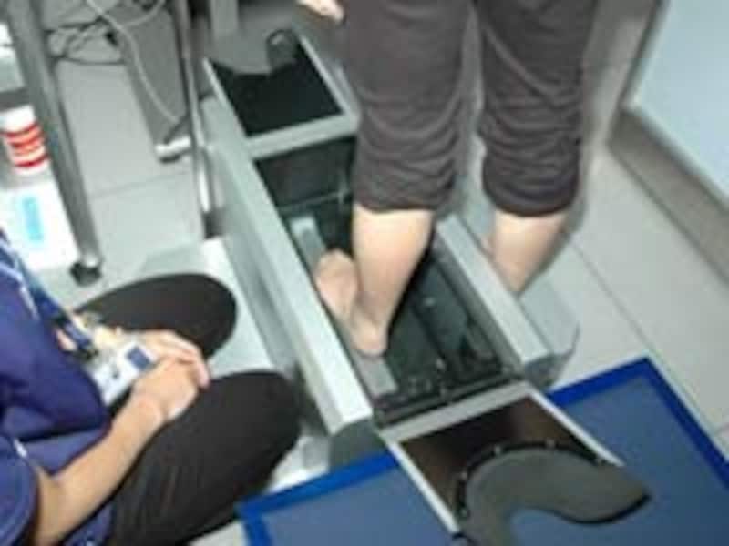 3次元足型計測機で足型を測定する。データはセンターのサーバーに送られ、最適の足型が選ばれる