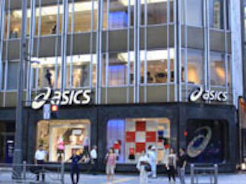 サービスはアシックスストア東京（写真）など直営店の他に、提携スポーツショップでも。各店に設置の3次元足型計測機はすべてセンターにつながっている