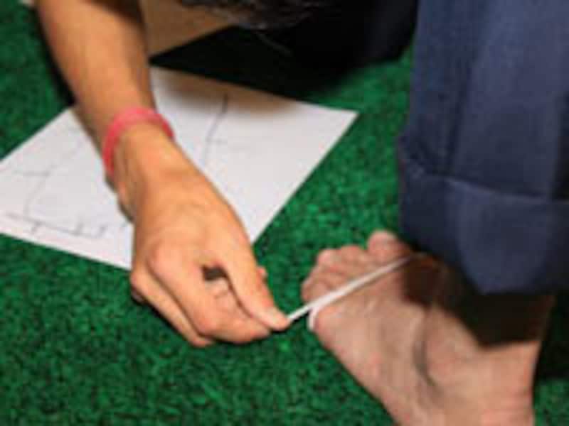 数カ所の足囲を測り、足拓に情報として書き込む