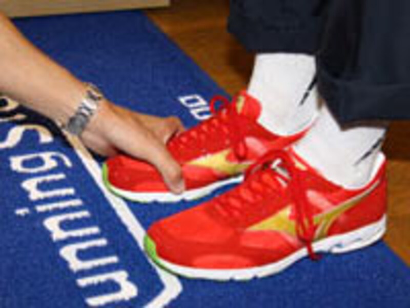 適合するサンプルに足を入れて足あたりなどを伸張に確認