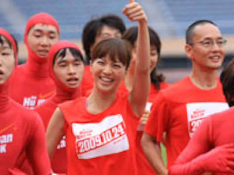 早くも走るタレント実力派になった安田美沙子さんもにこやか、軽やかにトラック3周