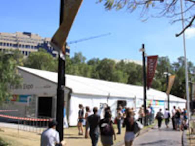 ファースト・フリーと公園に受付会場の大テント