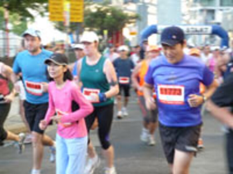 赤いナンバーカードはスローゾーンからスタートのランナー