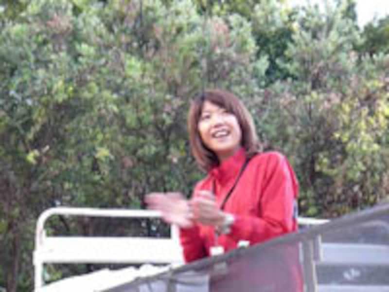 スターター台からランナーに声援を送る高橋尚子さん