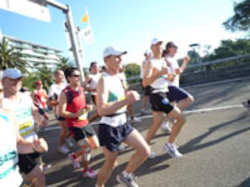 背中にペースを書いたペナントをはためかせて走るぺーサー