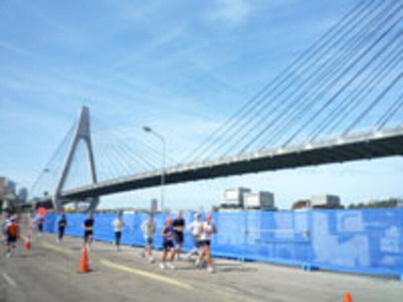 ハーバーブリッジとは対照的に現代的なアンザックブリッジに平行してかけられている古橋をわたる