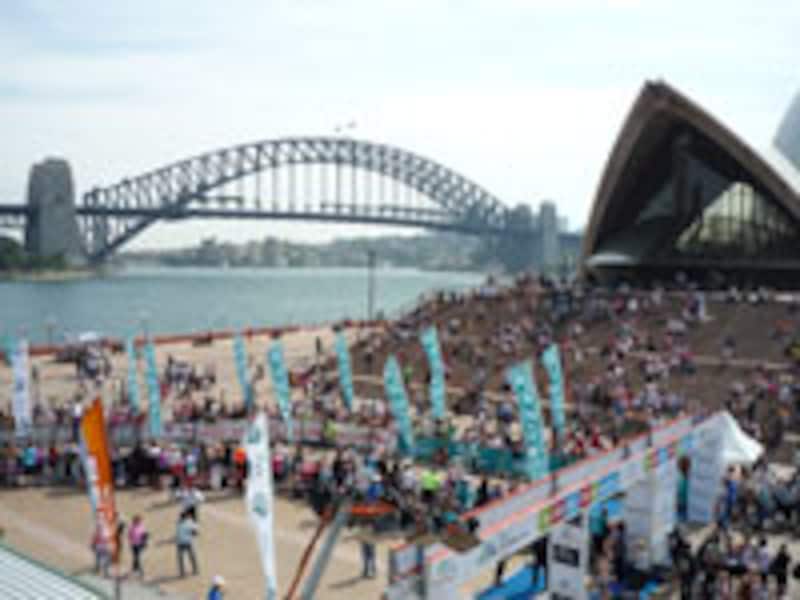 フィニッシュ会場はオペラハウス。階段が絶好の観客席に