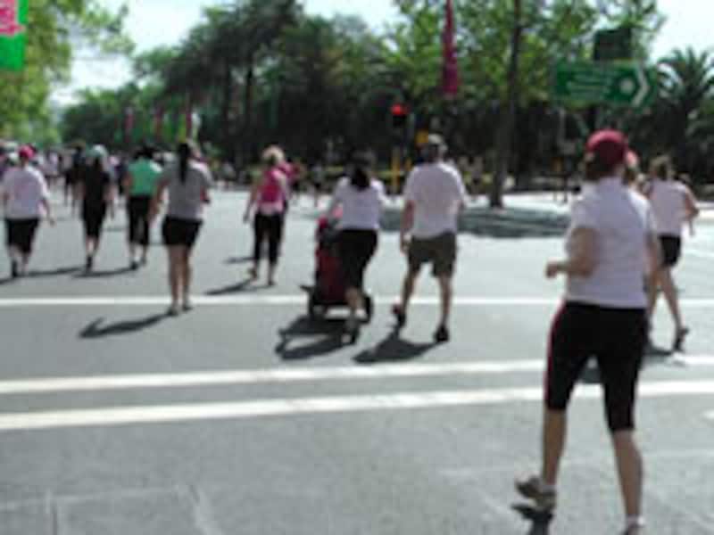 乳母車を押しての参加者もけっこういる。みんなこうしてランナーになったのだろうか