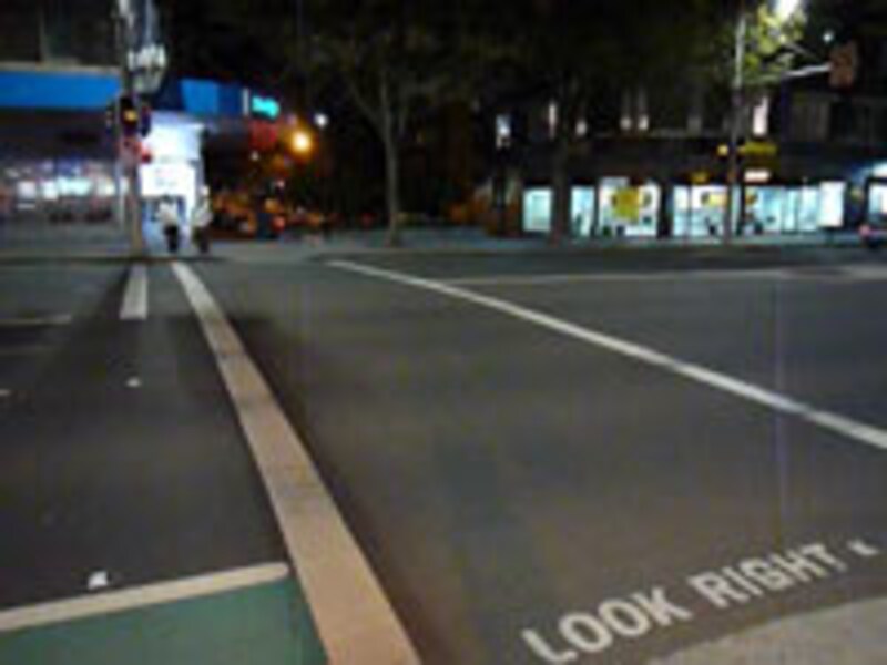 横断歩道はボーダー柄になっていない、「右を見ろ」と注意書きが