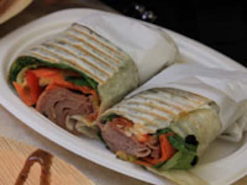 野菜とハムを巻いた「ラップ」。頼むとトーストしてくれる。これだけで朝食、昼食なら十分。6～7auドル