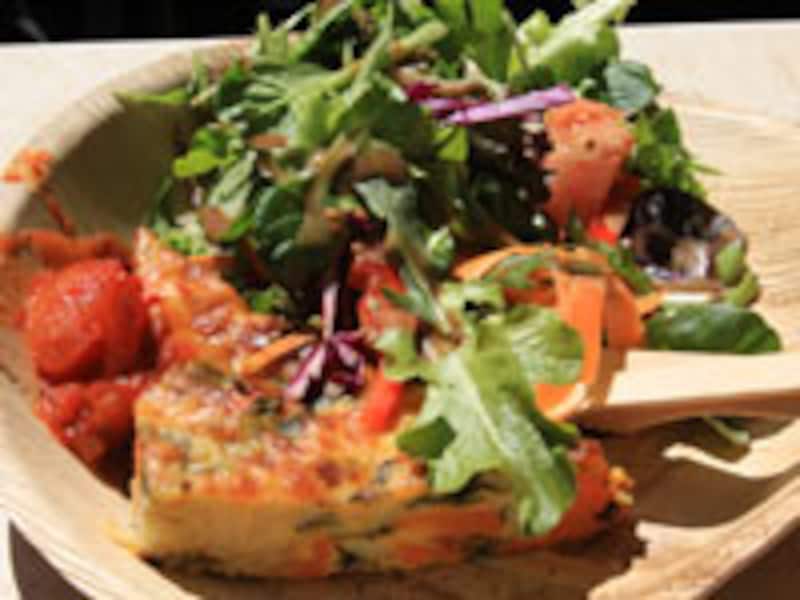 ロックスマーケットで食べたパイ。ジャガイモ、チーズと野菜類のしっとりパイにたっぷりと野菜サラダが。会話が達者ならサラダはカスタムオーダーをどうぞ。このお皿の直径が約25cmあるところからサイズを想像して欲しい。7～8auドル。これだけで十分だけどレース前日だったのでさらにホットケーキを食べました。満腹