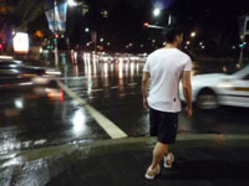 雨の夜でもジョガーは絶えず