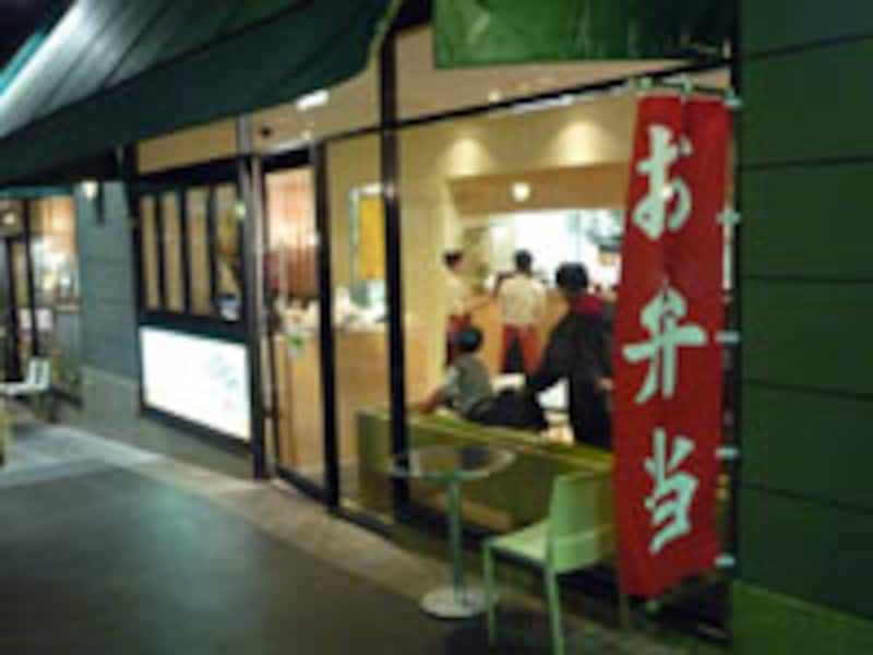 メトロモノレールのワールドスクエア駅の周辺には、リーズナブルなフードコートや日本食店が多数集まる。回転寿司が大ブームだけどこんなお弁当屋も。スーパーマーケットでは日本的なふんわり系のパンも売っている