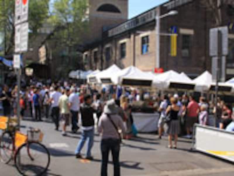 週末におすすめは主要な商業地で開催されるマーケット。っこでおみやげも軽食もOK。写真はマラソン受付会場に近いロックスマーケット