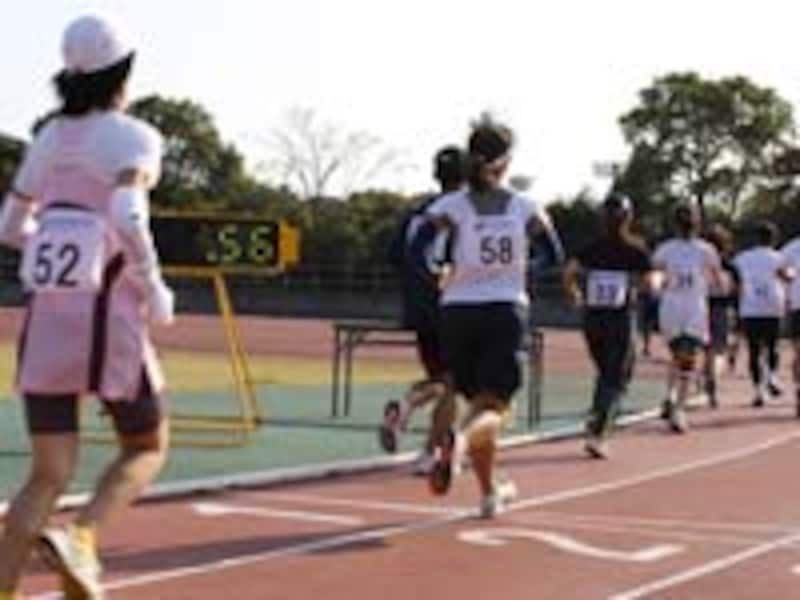 トライアル開始。第2組200m地点。中央のランナーで4分30秒/kmペース