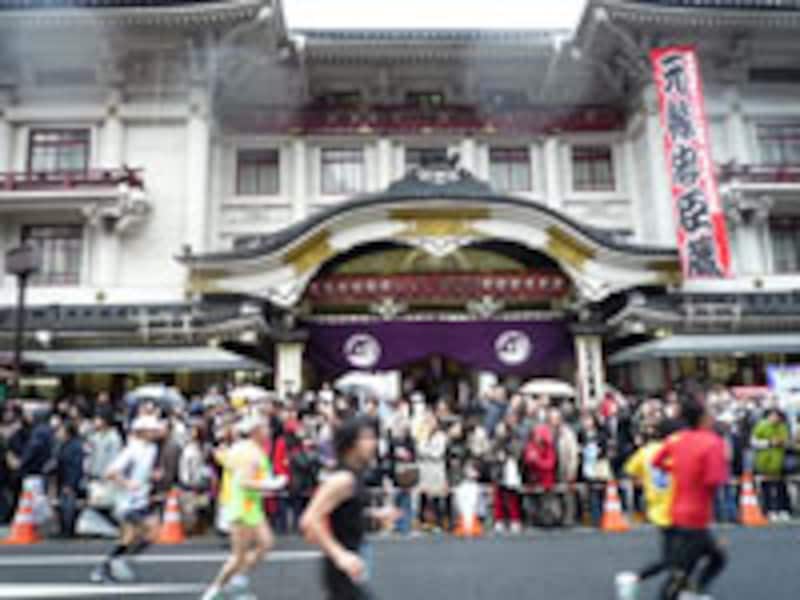 3/22に実施の東京マラソン2009は曇りで小雨もぱらついたが、気温は15.3～16.4度の温かさで中盤以降のランナーにはラッキーな天候に