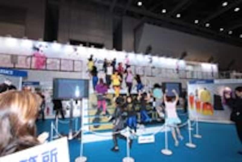 アシックスはステージをしつらえてパフォーマンス