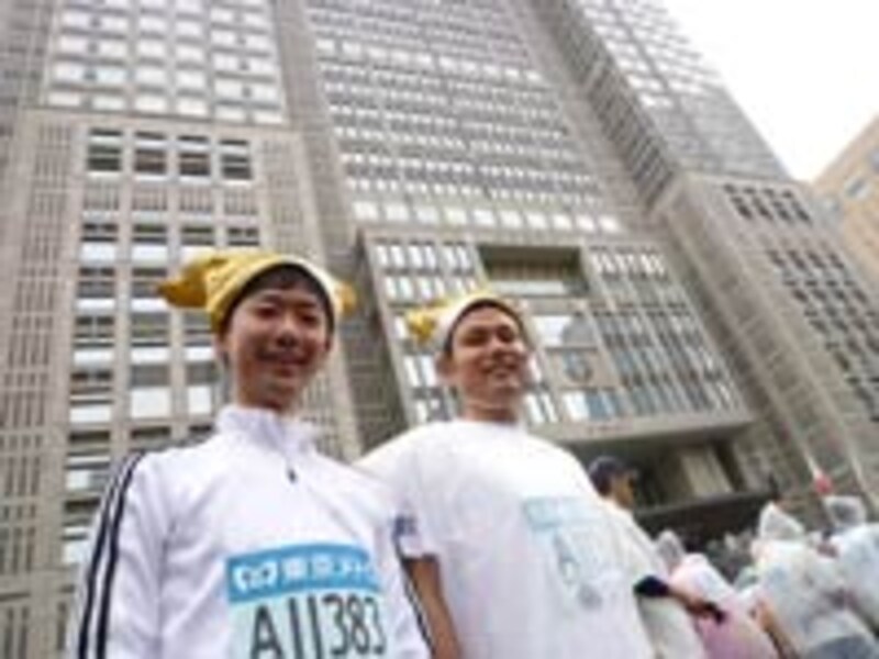 名古屋から参加のお二人。かぶり物はもちろん金のシャチホコ！