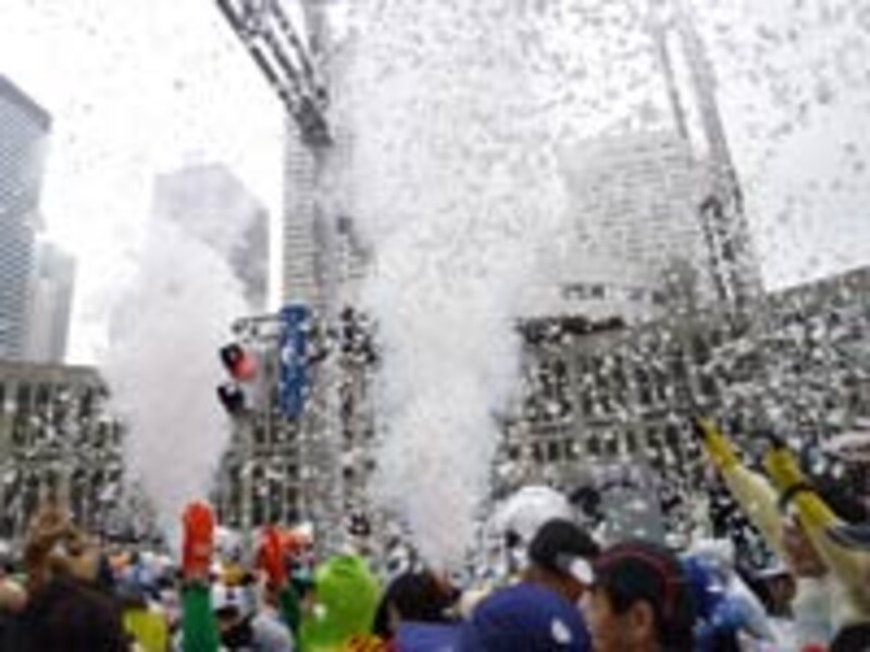 蒸気も一段と白く迫力有り。紙吹雪は花びら型をしている桜吹雪