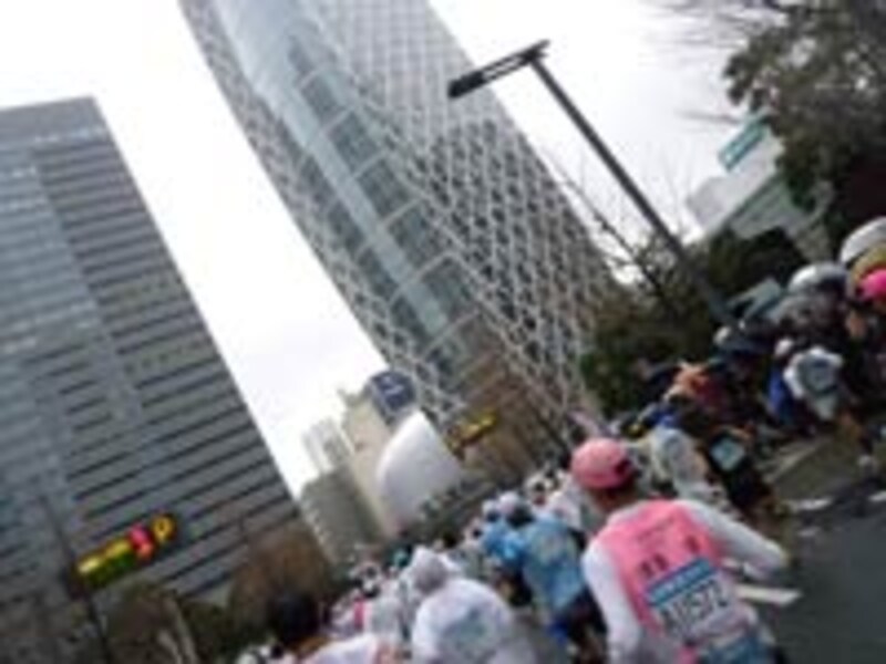 スタートだ。新宿の高層ビル群の谷間を走り抜ける