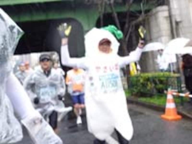 「ダイコン、ガンバレ！」と人気者の大根さん。市ヶ谷で抜いたが、40km手前あたりで抜き返される。恐るべし特急大根