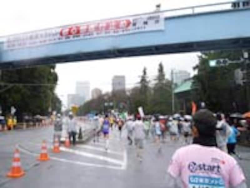 歩道橋には「8：30～16：25都心部通行止め」の横断幕が。ご迷惑をおかけします