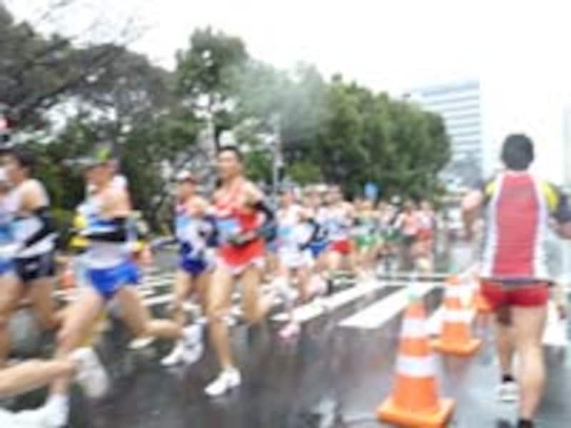 増上寺の先でトップ集団とすれ違い。赤いユニフォームは国近選手。そのすぐ後後に優勝した藤原正和選手が