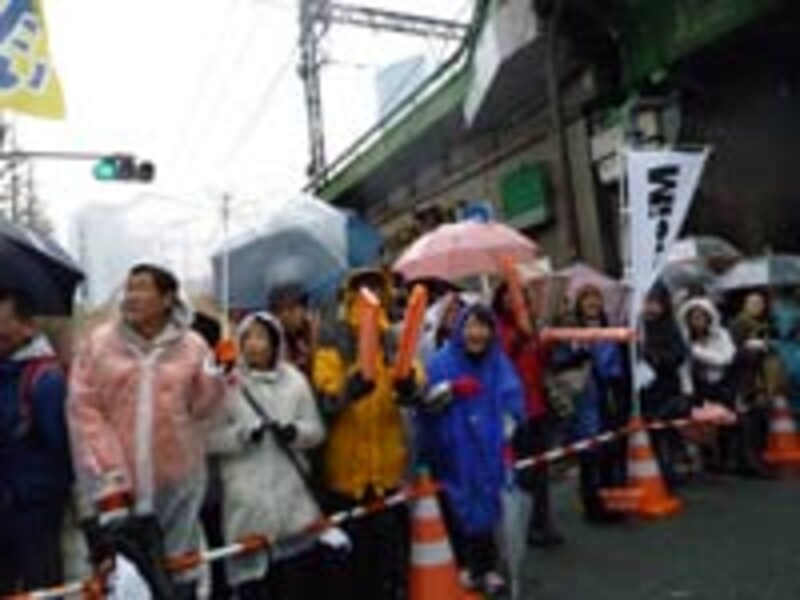 バルーンを叩いて応援。雨も吹き飛ばすぞー