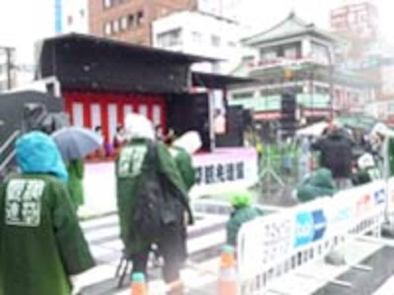 浅草のきれいどころが太鼓の演奏。みんなランナーを見ないでそちらを見てました