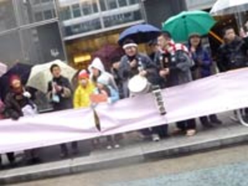 銀座の太鼓隊は、ランナーに見とれて太鼓を叩く手が止まってるよ！