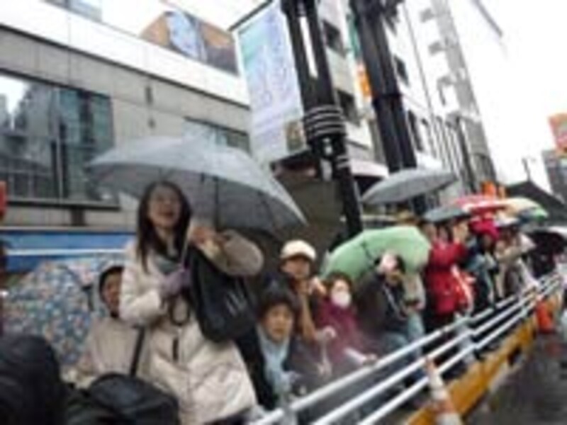 カメラを向けるとみんな手を振ってくれた銀座の応援団