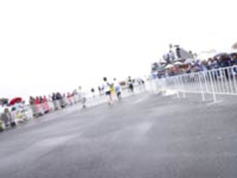 ゴール近し。このあたりの走路幅を5～6mに狭めたら、もっと盛り上がるんじゃないかというのがガイドの提案です