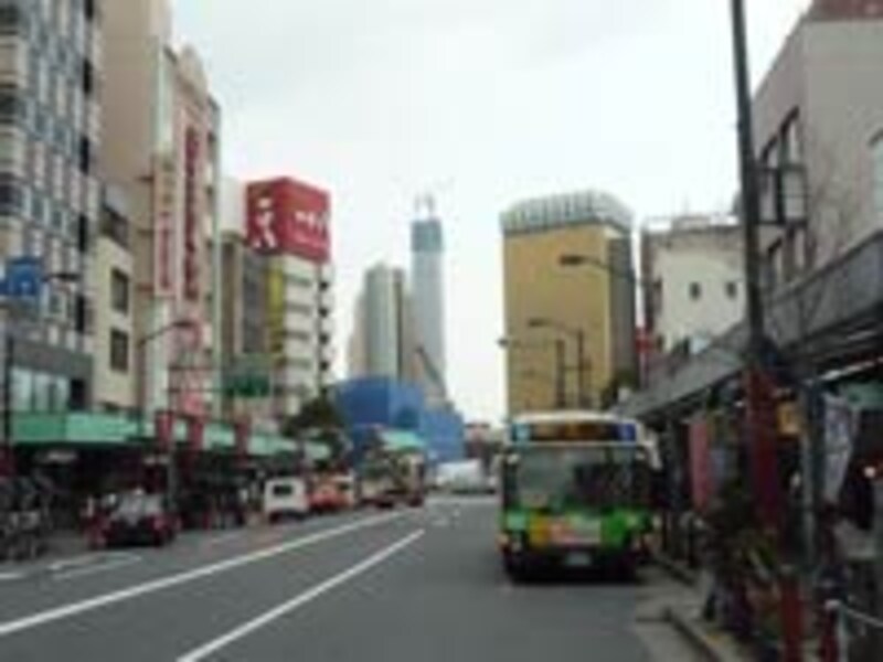 後日、雷門あたりから見える東京スカイツリー撮影に行ってきました。こんな具合ですが、当日はテレビで見るとけぶっていました