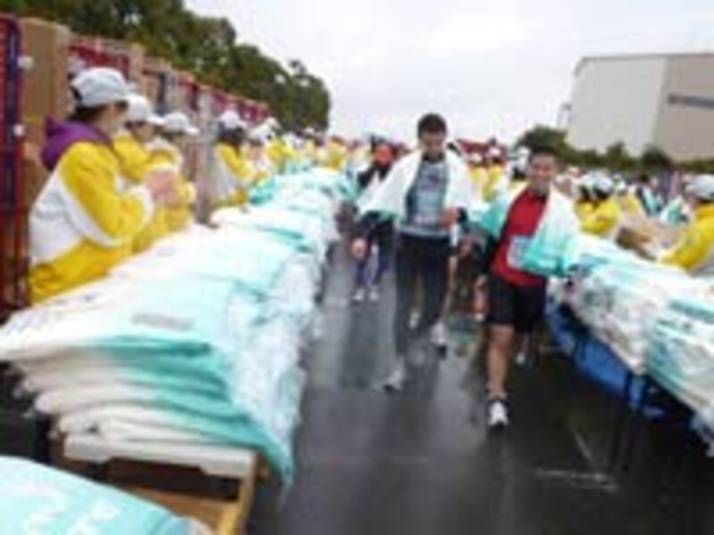 やさしくフィニッシャーズタオルを肩にかけてもらい、思わず涙ぐむランナーも