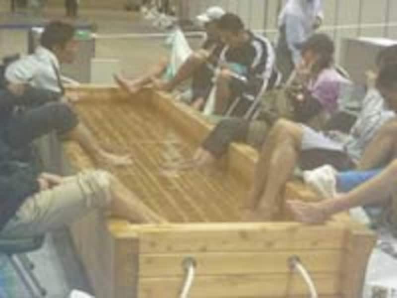 更衣ホールでは足湯サービス。湯煙だけでも和みます