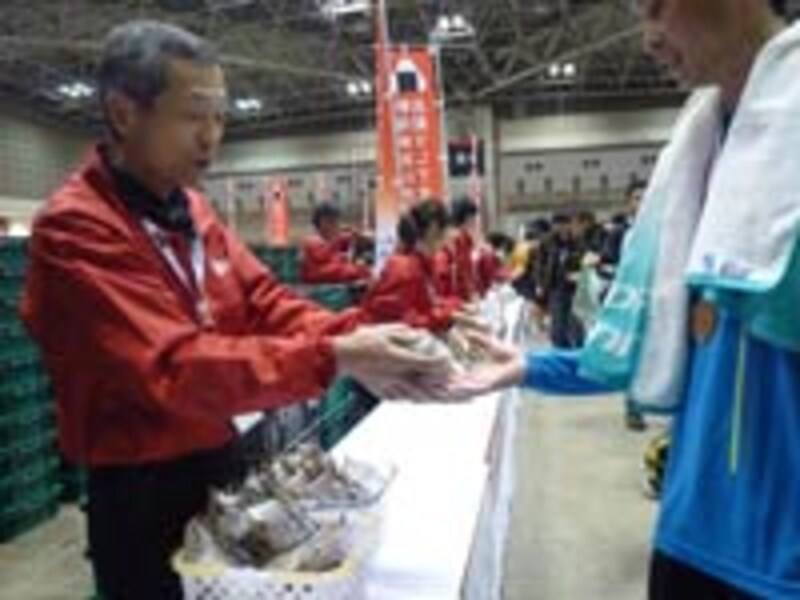 最後のサービスは、新潟こしひかりのおにぎり。鮭と明太子のおにぎり、最高です。たちまち二つたいらげました