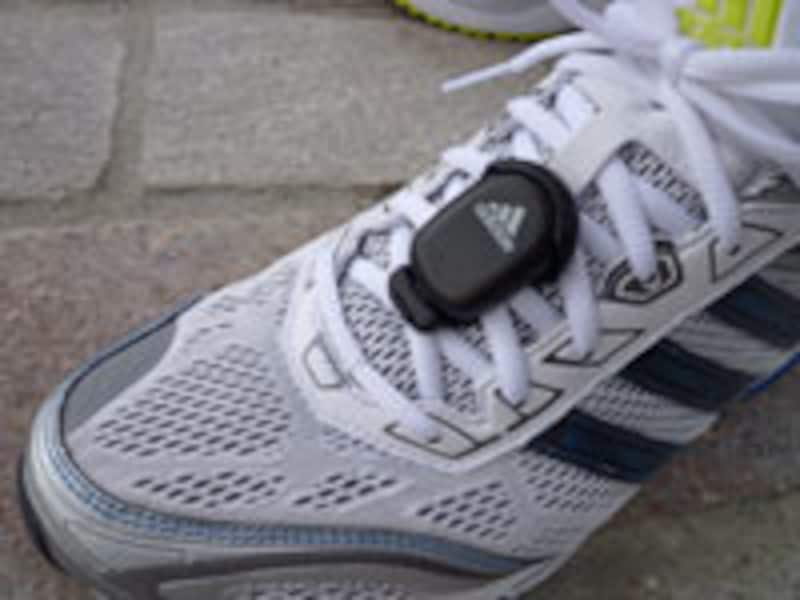 ストライドセンサーも超小型で走りを妨げない。センサーをシューズ内にセットできるシューズも新発売された。この他にハートレイトモニターが付属する