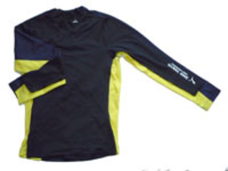 一般的なランニング用長袖Tシャツの上に重ねて置いてみるとスリムさが際だつ