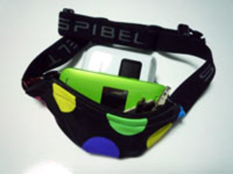 キーホルダーに携帯にGPSを入れてもまだ余裕。携帯が4つぐらい入る