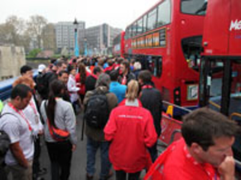 選手送迎もロンドン名物赤い二階建てバス